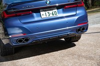 リアまわりではバンパーに埋め込むようにレイアウトされた4本出しのエキゾーストパイプがアルピナ専用。スポーティーかつエレガントであるのがアルピナ流だ。