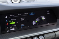 センターディスプレイにはエネルギーフローを表示できる。写真のような発電状況だけでなく、走行中には電動ターボへの給電の様子もきちんと描かれる。