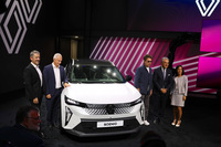 報道関係者公開日のメッセ会場にて。ルノーは「セニックE-Techエレクトリック」を公開した。BEVのみの展開。同社は1991年に、初代セニックのコンセプトカーを同じドイツのフランクフルトで発表したことも強調した。