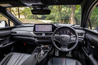 今回の改良で、12.3インチの大型タッチディスプレイを用いたマルチメディアシステムを導入。インパネやコンソールの形状変更、スイッチレイアウトの見直しなどに加え、アルミ製のフットレストとスカッフプレートも新たに装備された。