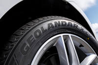 RV用タイヤのブランドとして1996年に誕生した「ジオランダー」。「X-CV」では、「GEOLANDER」のロゴを大きく表記したサイドデザインが採用されている。サイズ展開は、255/55R18から275/40R22までの全17種類。