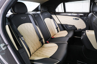 試乗車では3人掛けのリアシートを採用していたが、左右をセパレート化した4人乗車のフル4シーター仕様も選択できる。