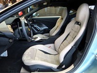 内装には、リサイクルポリエステルを65%含むアルカンターラをはじめ、サステイナブルな素材が多く使われている。