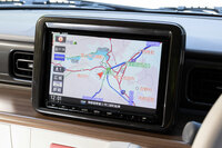 インフォテインメント関連の装備としては、7インチのディスプレイオーディオをオプション設定。販売店オプションでナビゲーションシステムも用意される。