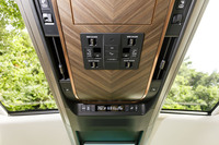 オーバーヘッドコンソールには日本古来の矢羽根(やばね)がモチーフのヘリンボーンパターンを採用。リアルなウッドではなく4層の立体印刷によって表現している。