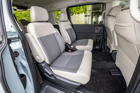 2列目が独立式のキャプテンタイプとなる「フリード エアー」(6人乗り)のセカンドシート。シート間を通り前席から3列目までスムーズにキャビン内を移動できる「全席フリーウォークスルー」レイアウトが自慢だ。