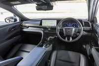 インテリアの眺めは「クロスオーバー」と同じ。この「グレイッシュブルー」のカラーリングはクロスオーバーにも「スポーツ」にも設定がないので、専用色ということだろう。ほかにサドルタンとブラックも用意されている。