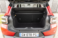 荷室の容量は310リッター。肩の部分のストラップを引けばこちら側からでもシートを倒せる。