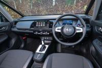 2本スポークのステアリングホイールが目を引くインストゥルメントパネルまわり。広いグラスエリアと細身のAピラー、高さを抑えた平らなダッシュボードにより、視界は非常に良好だ。