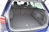 荷物の大きさや形状に合わせて、荷室のフロアレベルは2段階に変えられる。（写真をクリックするとフロアレベルの違いが見られます）