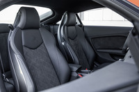 サイドサポートが大きく張り出した「アウディTTS」のスポーツシート。背もたれには「S」のエンボス加工が施されている。