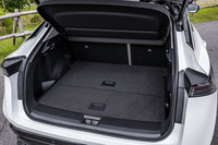 9.5インチのゴルフバッグが3セット積める荷室。キック操作でバックドアが自動開閉する、挟み込み防止機能付きのハンズフリーリモコンオートバックドアを「アリア」全車に標準装備している。