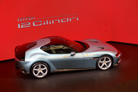 FR車らしいロングノーズ・ショートデッキのスタイリングを持つ「12チリンドリ」。“デルタウイングシェイプ”と呼ばれるルーフのデザイン処理が目を引く。