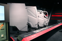 ミュージアムエリア2階の、「いすゞのくるまづくり」をテーマとする展示の一部。これは生産におけるプレス工程を紹介したコーナーで、疑似体験もできる。