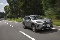 「RAV4」のハイブリッドモデルに搭載される4WDシステムは後輪を独立したモーター(最高出力54ps)で駆動する「E-Four」。前後輪間のトルク配分は100:0~20:80の間で制御される