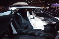 Bピラーはなく、ドアは観音開き。大きな開口部も特徴のひとつとなっている。