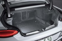 開口部の大きなトランクルーム。後席の背もたれを倒して容量を増やすことはできないが、最奥部の中央にはスキーホールが備わる。