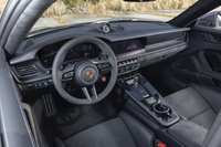 ダッシュボードのレイアウトは変わっていないが、メーターが一枚型の液晶パネルに代わり、エンジンスターターがプッシュボタン式に変わった。右ハンドルも選べる。