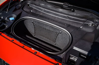 フロントボンネット下にも27リッターのラゲッジスペースが確保される。フロントアクスル用のモーターは、その後方(写真では上方)に搭載されている。