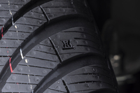 トレッドには小さな砂時計のマークが刻まれており、これが摩耗で消えると冬タイヤとしては使えない(摩耗度50%なので夏タイヤとしてはまだまだOK)。「もう3年目だけど大丈夫かな」といった漠然(ばくぜん)とした不安を抱く必要がないのがうれしい。