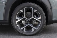 17インチのアロイホイールとマッド&スノータイヤはパッケージオプションに含まれている。標準装備の16インチともどもホイールデザインが新しくなった。