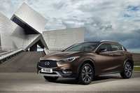 2017年に海外で発売された「インフィニティQX30」。先代「メルセデス・ベンツAクラス」などと同じプラットフォームを採用している。