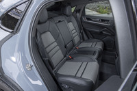 「カイエン クーペ」は4人乗りが標準(試乗車)で、リアが3人掛けのベンチシートも無償オプションで選べる。ルーフの形状を考慮して普通の「カイエン」よりも着座位置を3cm下げている。