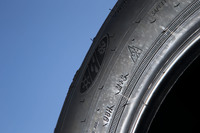 サイドウオールに刻印された、M+Sマークとスノーフレークマーク。後者は公的な試験により“冬用タイヤ”として十分な性能を持つと確認された商品に施されるものだ。