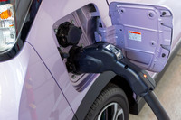 充電については、普通充電とCHAdeMO規格の急速充電に対応。2つの給電口は1カ所(右側後部)にまとまっている。外部給電機能も備わる。