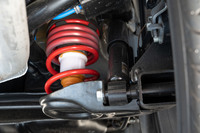 リアサスペンションには、コニ製のFSDショックアブソーバーを装備。路面追従性の向上を図っている。