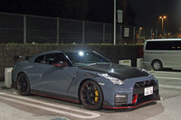 今回の試乗車は「NISMO」専用となる新色の「NISMOステルスグレー」をまとっていた。日産によれば、2022年モデルの「GT-R NISMOスペシャルエディション」は、約半数がこのボディーカラーでオーダーされたという。