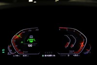 ACCやステアリング&レーンコントロールアシストの作動状況は、車両とステアリングホイールのグラフィックを用いて、メーターパネル左側に表示される。