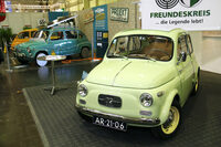 「シュタイヤー・プフ500」(手前)は、「フィアット500」のオーストリア版として、1957年に生産開始された。エンジンはシュタイヤー・プフ自製の水平対向2気筒が搭載されていた。