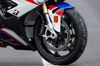 タイヤサイズは前が120/70ZR17、後ろが190/55ZR17。ブリヂストンの「バトラックス ハイパースポーツS21」が純正装着される。