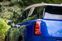 Cピラーの後方に特徴的なデザインが採用された「MINIカントリーマン」のグリーンハウス。今回は2リッター直4ディーゼルターボエンジンを搭載する「MINIカントリーマンD」に試乗した。車両本体価格は519万円。