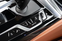 センターコンソールに配されたドライブモードの選択スイッチ。制御の種類は「スポーツ」「コンフォート」「エコプロ」「アダプティブ」の4種類で、「M5」に備わるような複雑な調整機能は付いていない。