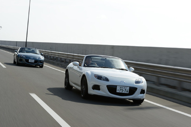 【スペック】RS(写真手前):全長×全幅×全高=4020×1720×1245mm/ホイールベース=2330mm/車重=1120kg/駆動方式=FR/2リッター直4DOHC16バルブ(170ps/7000rpm、19.3kgm/5000rpm)/価格=260万円(テスト車=263万1500円/特別塗装色クリスタルホワイトマイカ=3万1500円)
