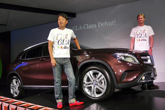「メルセデス・ベンツGLAクラス」と、メルセデス・ベンツ日本代表取締役社長の上野金太郎氏(左)、代表取締役副社長のマーク・ボデルケ氏(右)。
