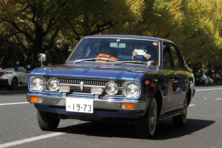 1973年「トヨタ・カリーナ」。「カローラ」と「コロナ」の中間車種として生まれた、初代カリーナの4ドアセダンの希少な残存車両。