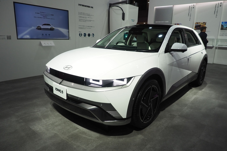 「ジャパンモビリティショー2025」のヒョンデブースに展示されたヒョンデのフラッグシップEV「アイオニック5」。