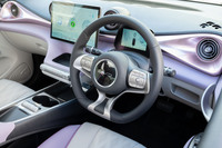 ステアリングホイールもビーガンレザー巻き。パワーステアリングの感触もごく自然。