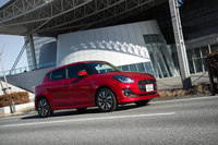 「RS」系のグレードには、速度域の高い欧州の使用環境を想定したショックアブソーバーやタイヤ、電動パワーステアリングコントローラーが装備される。写真は「ハイブリッドRS」。