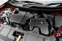 可変圧縮比機構を備えた1.5リッター3気筒ターボを発電専用に使う。エンジン単体では最高出力144PSと最大トルク250N・mを発生する。