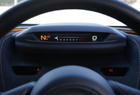 メータークラスターは、スイッチひとつで手前側に折りたたむことができる。この「スリムディスプレイモード」では、最低限の情報だけが表示されるようになる。