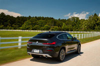 最低地上高は204mm。アプローチアングルとデパーチャアングルは、それぞれ25.7°と22.6°。