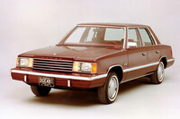 「ダッジ・アリエス」
1981年にデビューした小型FF車。不振にあえぐクライスラーを救うためにリー・アイアコッカが開発を指示した“Kカー”で、「プリムス・リライアント」は兄弟車。大ヒットして1989年まで販売された。(写真=ステランティス)