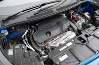 フロントには1.6リッターターボエンジンとモーターを搭載。モーターはエンジンと変速機との間にレイアウトされている。