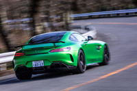 「AMGグリーンヘルマグノ」と呼ばれるマットペイントは、「AMG GT R」にのみ設定されるオプションのボディーカラー。これを含め、同モデルには全11色の外装色が用意されている。