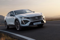 2025年7月15日に発売された「プジョー408 GTハイブリッド」。純ガソリンエンジン車に比べ約22%以上向上したとアピールされる低燃費性能もセリングポイントだ。車両本体価格は529万円。