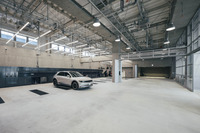 整備用リフトが4基配置されたピットエリア。電気自動車や燃料電池自動車専用の整備スペースで、ホイールアライメントやタイヤチェンジャー、ヒョンデ用のツール、駆動用バッテリーを脱着可能な設備機器が備わる。